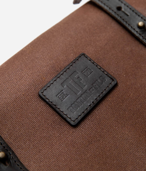 Tonton et Fils - Trousse à outils "Roll Up" - Waxé Camel - Fabriquée en France - Zoom sur écusson