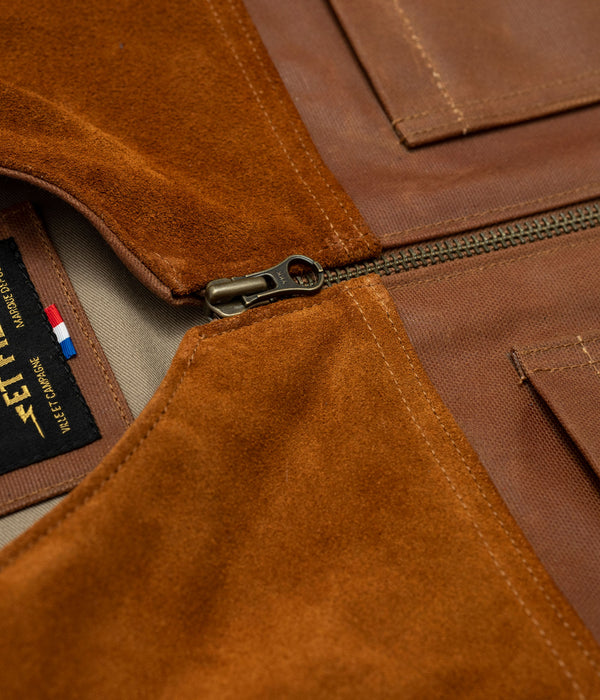 Tonton et Fils - Le gilet homme «Gaston» waxé camel fabriqué en France - Zoom sur l'encolure et la fermeture