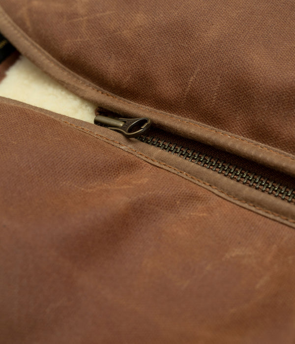 Tonton et Fils - Le gilet homme « Léon » waxé camel fabriqué en France - Vue sur le haut de la fermeture zipée