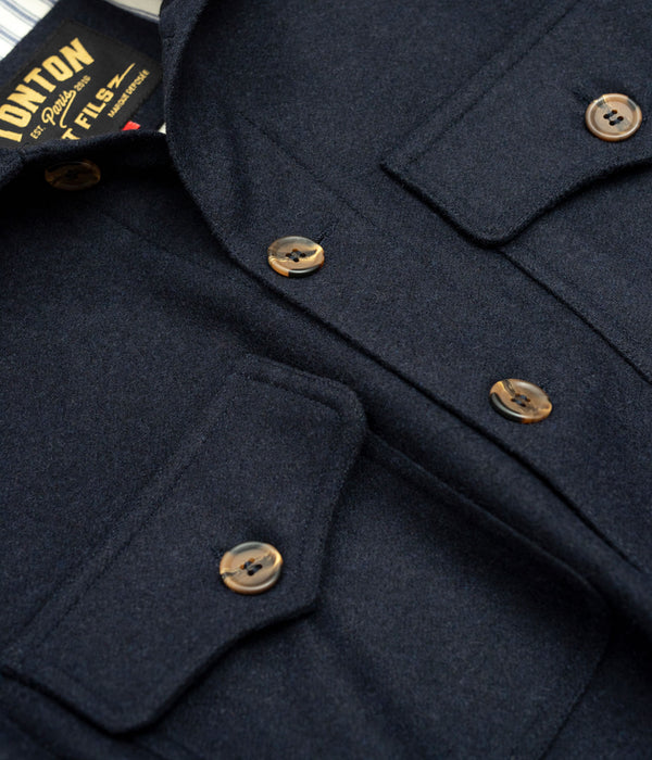 Tonton et Fils - La sur-chemise homme «Émile» marine fabriquée en France - Zoom sur les poches poitrines