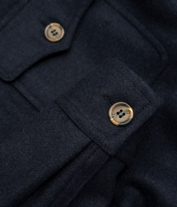 Tonton et Fils - La sur-chemise homme «Émile» marine fabriquée en France - Zoom sur le poignet