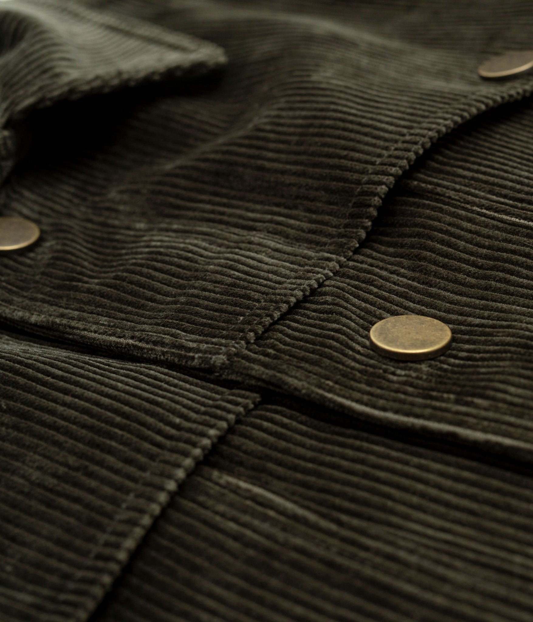 Tonton et Fils - La veste homme «Achille» velours olive - Fabriquée en France - Vue sur la boutonnière