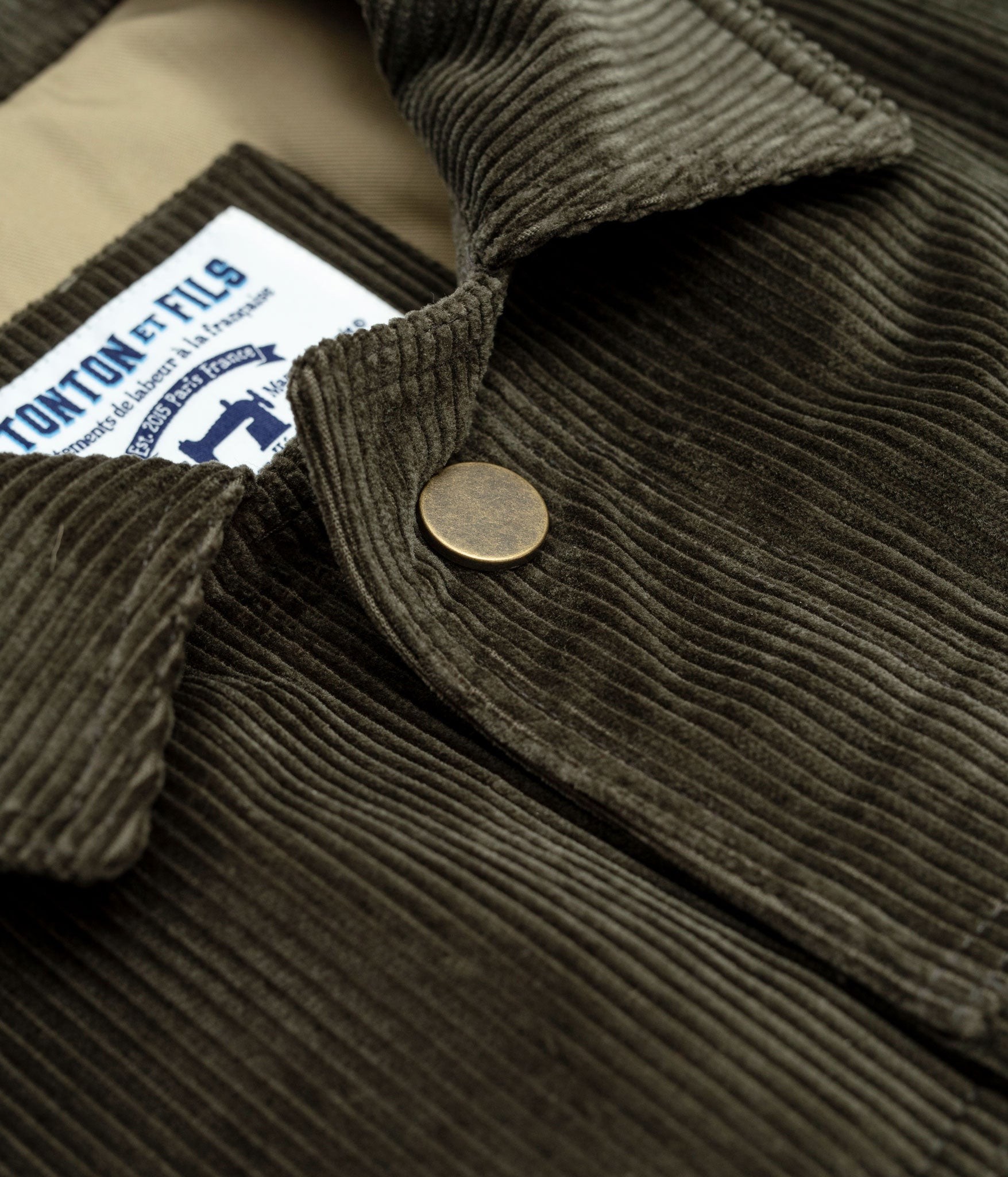 Tonton et Fils - La veste homme «Achille» velours olive - Fabriquée en France - Vue sur le col et la boutonnière
