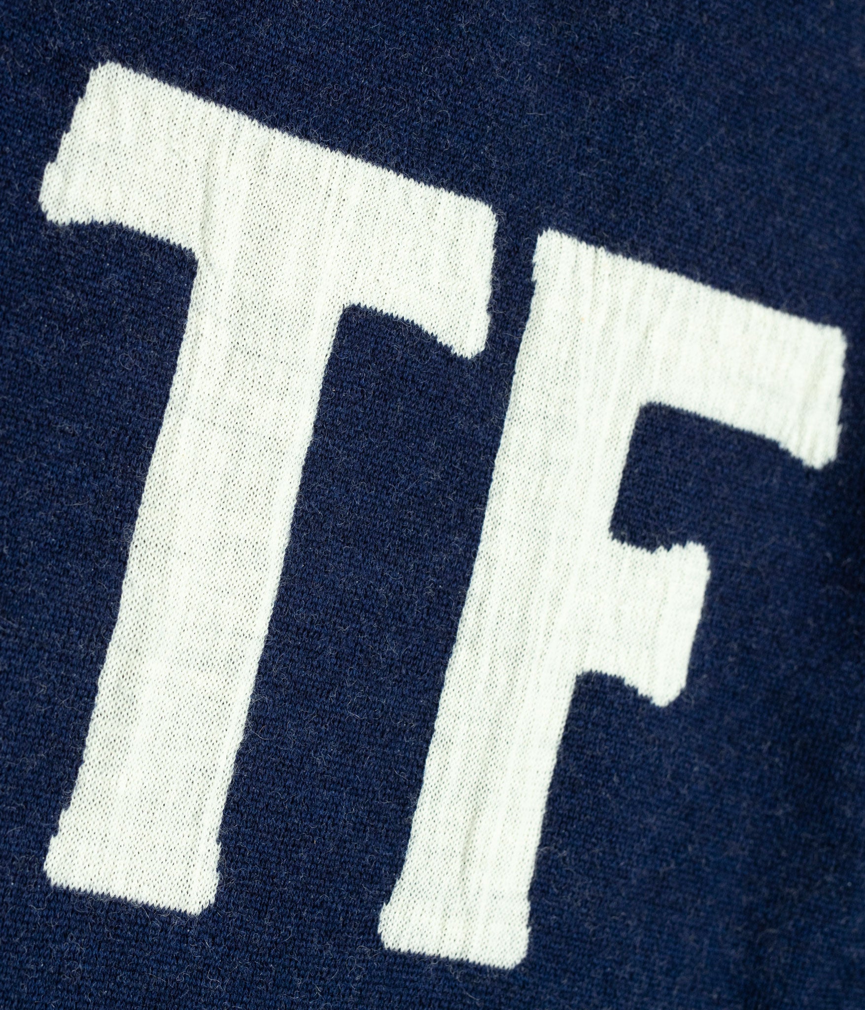 Tonton et Fils - Le pull homme «Molène» marine fabriqué en France - Zoom sur le logo