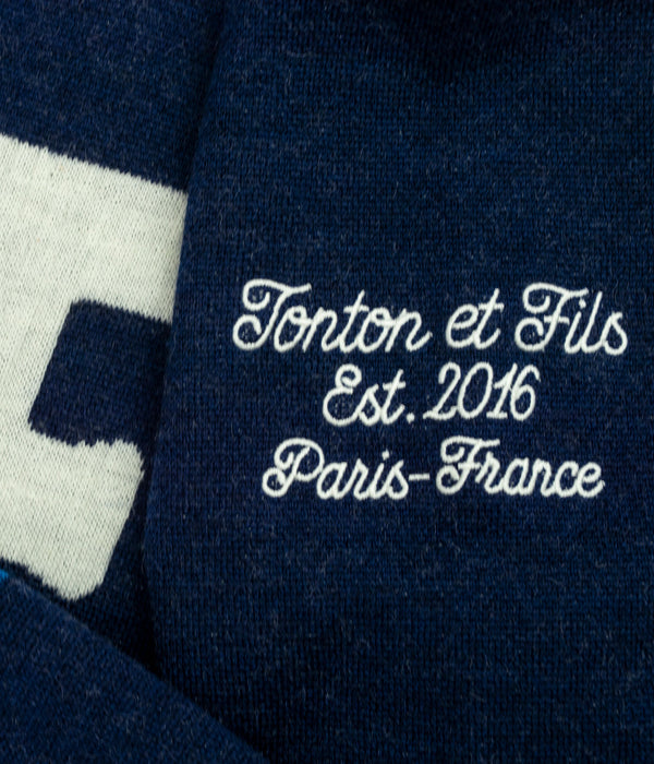 Tonton et Fils - Le pull homme «Molène» marine fabriqué en France - Vue sur la broderie d'une des manches