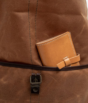 Tonton et Fils - Le sac à dos de «Tonton» camel - Vue sur une des poches avec le portefeuille "Tonton"