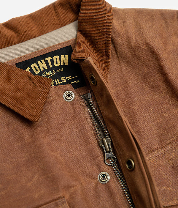 Tonton et Fils - La veste homme «Eugène» canvas waxé camel (500g) - Fabriquée en France - Vue sur le col, la fermeture éclair et la boutonnière