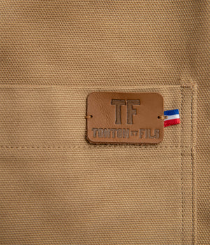 Tonton et Fils - La veste homme «Besogne» canvas tan fabriquée en France - Vue sur le logo en poche avant