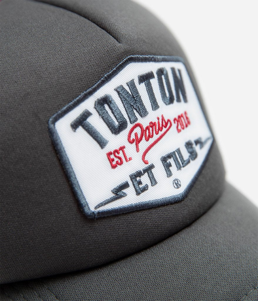 Tonton et Fils - Casquette "Trucker" - coloris Gris-Rouge - Vue de l'écusson