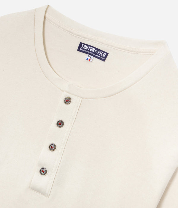 Tonton et Fils - Le tee-shirt homme «Henley» écru manches longues - Fabriqué en France - Vue sur l'encolure