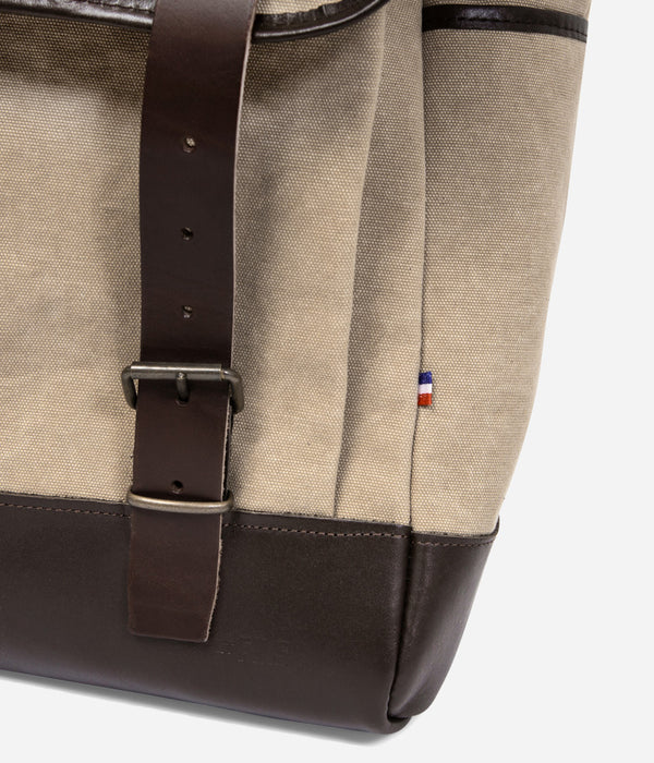 Tonton et Fils - La besace de «Tonton» beige stonewashed (non waxé) fabriquée en France - Zoom sur la partie avant et la boucle