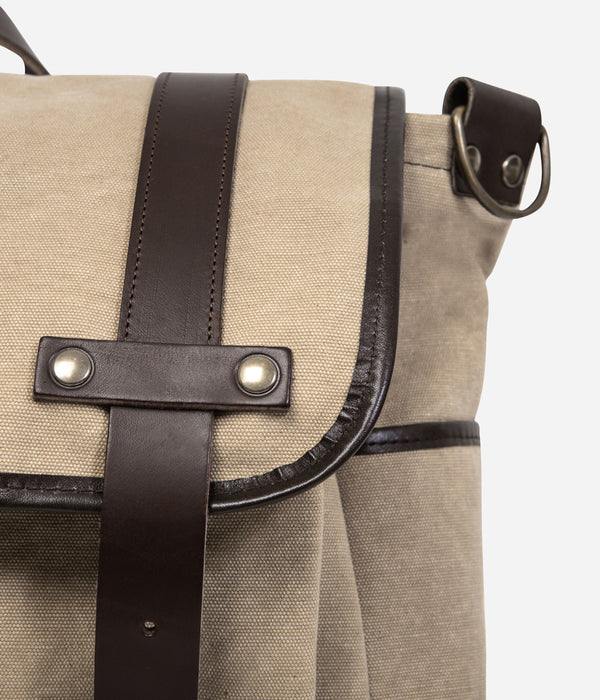 Tonton et Fils - La besace de «Tonton» beige stonewashed (non waxé) fabriquée en France - Vue sur le rabat et les galons