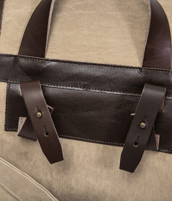 Tonton et Fils - La besace de «Tonton» beige stonewashed (non waxé) fabriquée en France - Vue sur les boucles en cuir amovibles