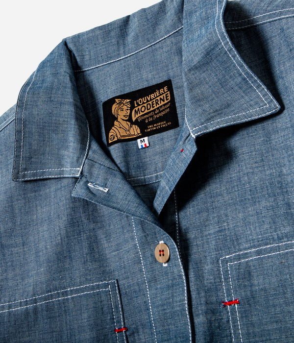 Tonton et Fils - La chemise femme "Arromanches" de l'Ouvrière Moderne - Denim chambray clair - Fabriquée en France - Vue sur l'encolure