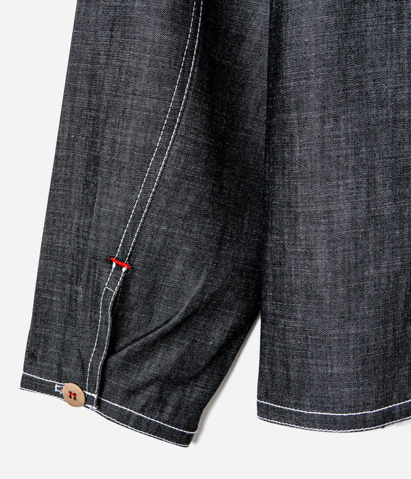 Tonton et Fils - La chemise femme "Arromanches" de l'Ouvrière Moderne - Denim chambray foncé - Fabriquée en France - Vue sur un poignet
