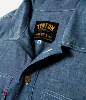 Tonton et Fils - La chemise homme "Arromanches" - Denim chambray clair - Fabriquée en France - Vue sur l'encolure