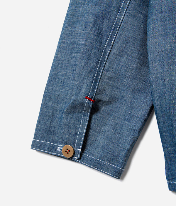 Tonton et Fils - La chemise homme "Arromanches" - Denim chambray clair - Fabriquée en France - Vue sur un poignet