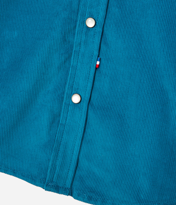 Tonton et Fils - La chemise Homme «Jimmy» velours Bleu azur fabriquée en France - Vue sur le bas de la boutonnière 