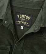 Tonton et Fils - La chemise Homme «Jimmy» velours Olive fabriquée en France - Vue sur l'étiquette intérieure