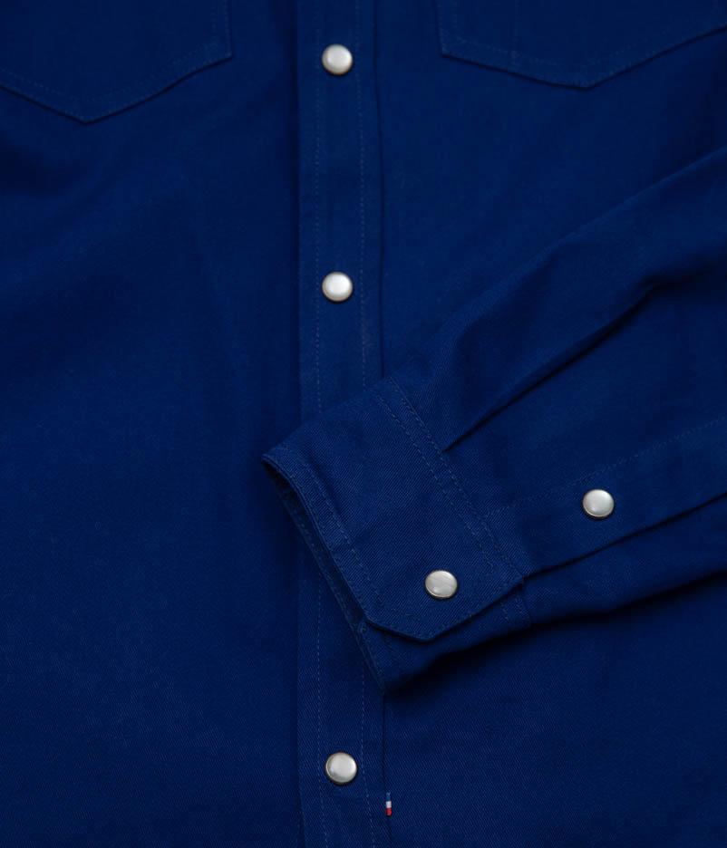 Tonton et Fils - La chemise «Jimmy» twill bleu royal - Fabriquée en France - Zoom sur la boutonnière et le poignet