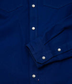 Tonton et Fils - La chemise «Jimmy» twill bleu royal - Fabriquée en France - Zoom sur la boutonnière et le poignet