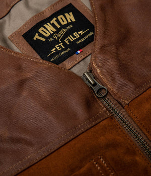 Tonton et Fils - Le gilet homme «Gaston» en peau brun fauve fabriqué en France - Zoom sur l'encolure et la fermeture