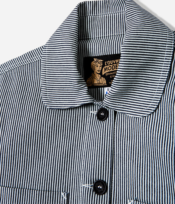 Tonton et Fils - La veste femme "L'Ouvrière" de l'Ouvrière Moderne - Denim Hickory bleu et écru - Fabriquée en France - Vue sur l'encolure fermée