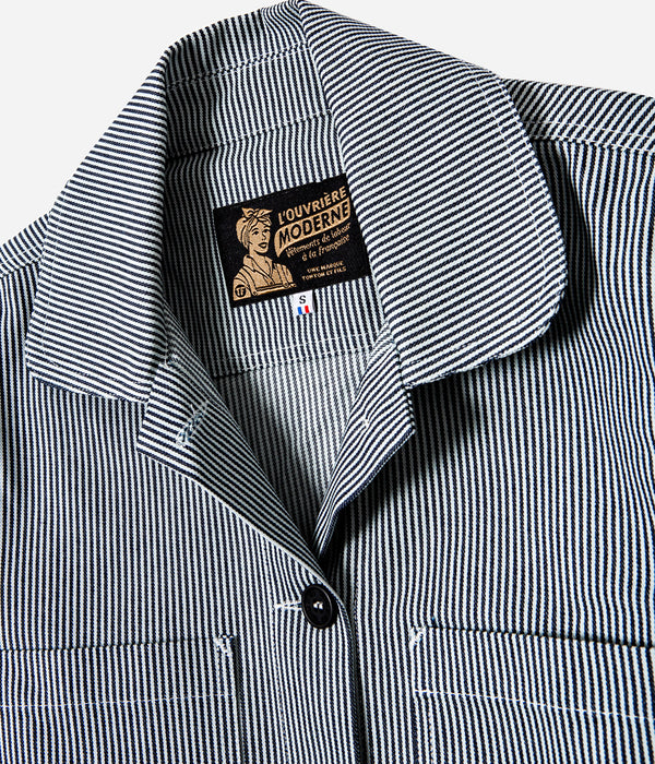 Tonton et Fils - La veste femme "L'Ouvrière" de l'Ouvrière Moderne - Denim Hickory bleu et écru - Fabriquée en France - Vue sur l'encolure ouverte
