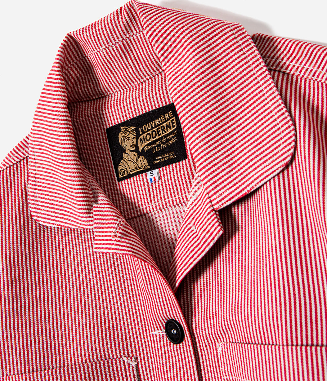 Tonton et Fils - La veste femme "L'Ouvrière" de l'Ouvrière Moderne - Denim Hickory rouge et écru - Fabriquée en France - Vue sur l'encolure ouverte