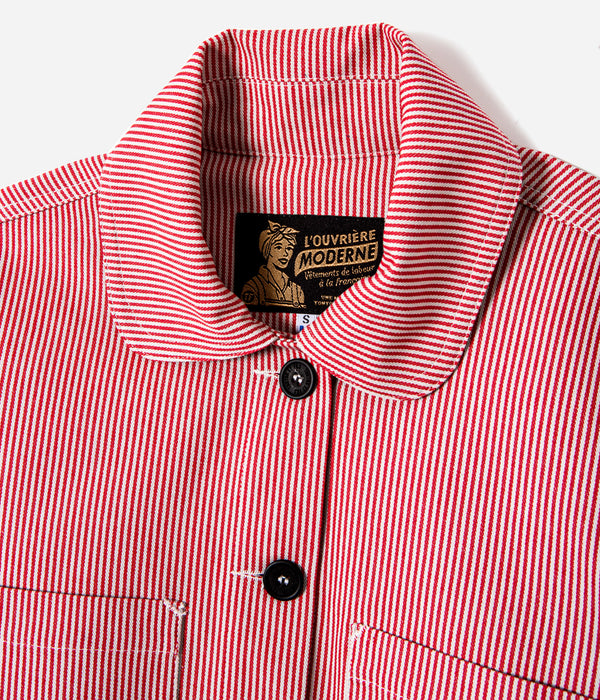 Tonton et Fils - La veste femme "L'Ouvrière" de l'Ouvrière Moderne - Denim Hickory rouge et écru - Fabriquée en France - Vue sur l'encolure fermée