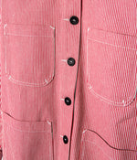 Tonton et Fils - La veste femme "L'Ouvrière" de l'Ouvrière Moderne - Denim Hickory rouge et écru - Fabriquée en France - Vue sur la boutonnière