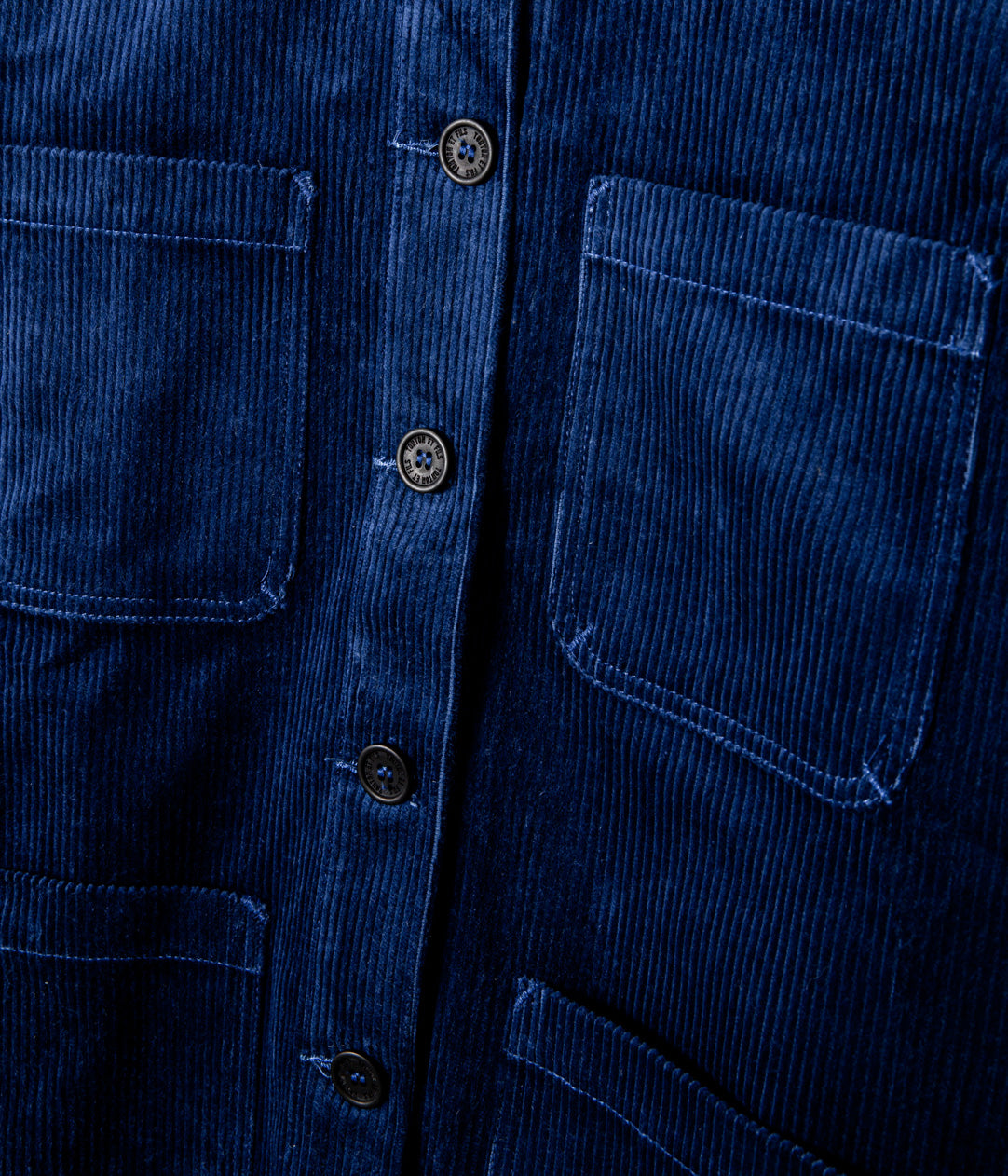 Tonton et Fils - La veste femme "L'Ouvrière" de l'Ouvrière Moderne - Velours côtelé bleu - Fabriquée en France - Vue sur la boutonnière
