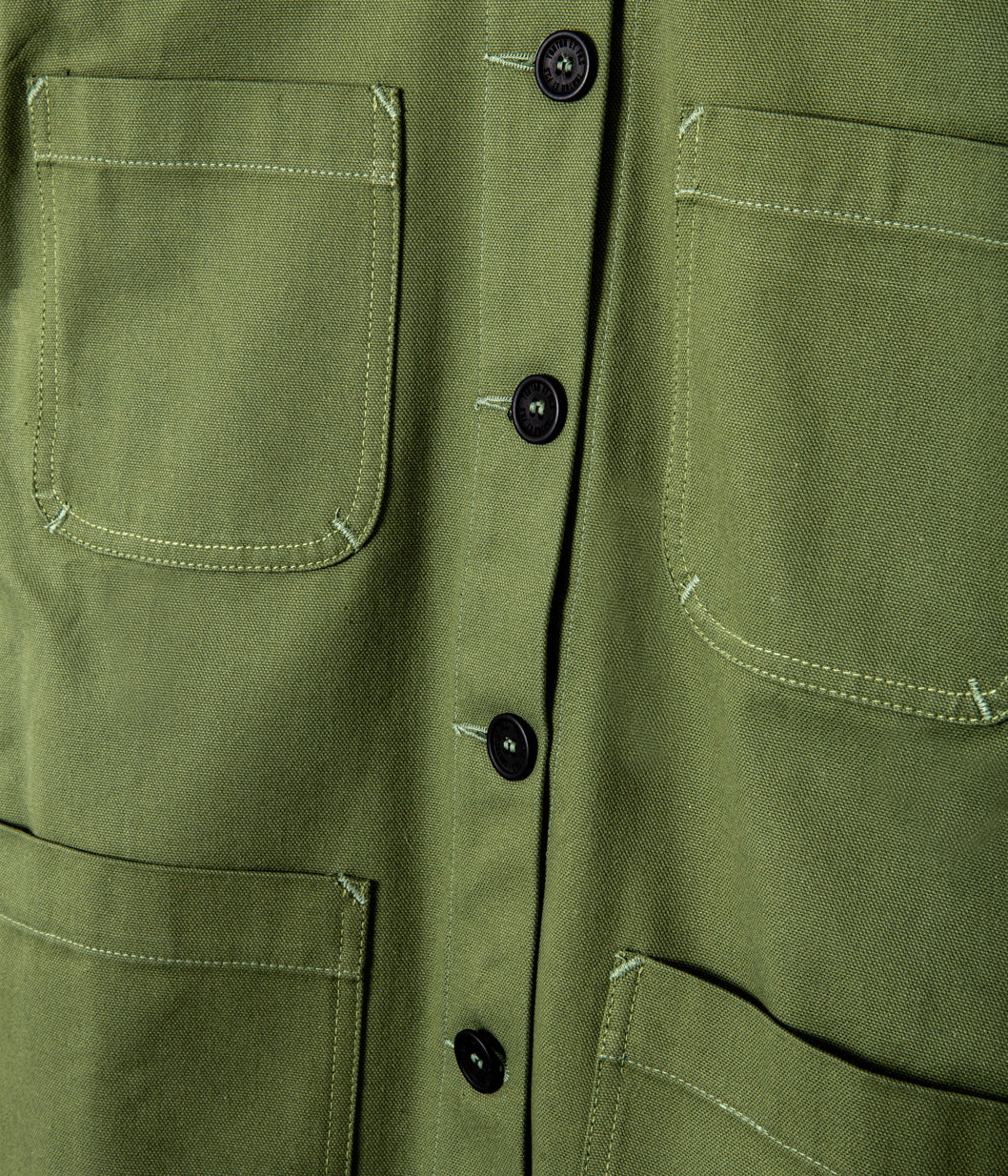 Tonton et Fils - La veste femme "L'Ouvrière" de l'Ouvrière Moderne - Canvas vert - Fabriquée en France - Vue sur la boutonnière