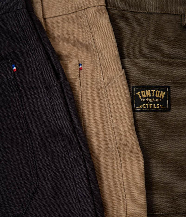 Tonton et Fils - Le pantalon homme « Arsène » canvas tan - Fabriqué en France - Zoom sur les matières et les coloris marine, tan, et olive