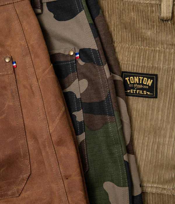Tonton et Fils - Le pantalon homme « Arsène » canvas camouflage Rip-Stop - Fabriqué en France - Zoom sur les coloris et matières waxé camel, camouflage Rip Stop, et velours beige