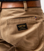Tonton et Fils - Le pantalon homme « Arsène » canvas tan - Fabriqué en France - Zoom sur écusson de la poche arrière