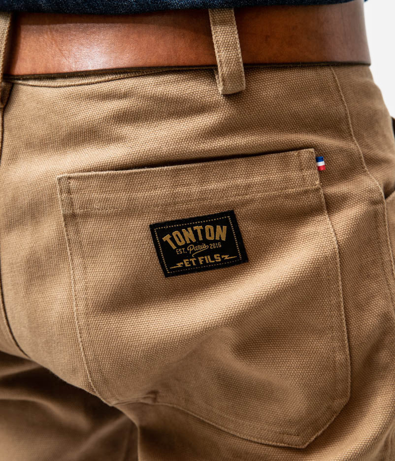Tonton et Fils - Le pantalon homme « Arsène » canvas camouflage Rip-Stop - Fabriqué en France - Zoom sur écusson de la poche arrière