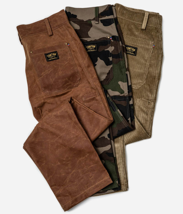 Tonton et Fils - Le pantalon homme « Arsène » canvas waxé camel 500g - Fabriqué en France - Vue générale des coloris et matières waxé camel, camouflage Rip Stop, et velours beige