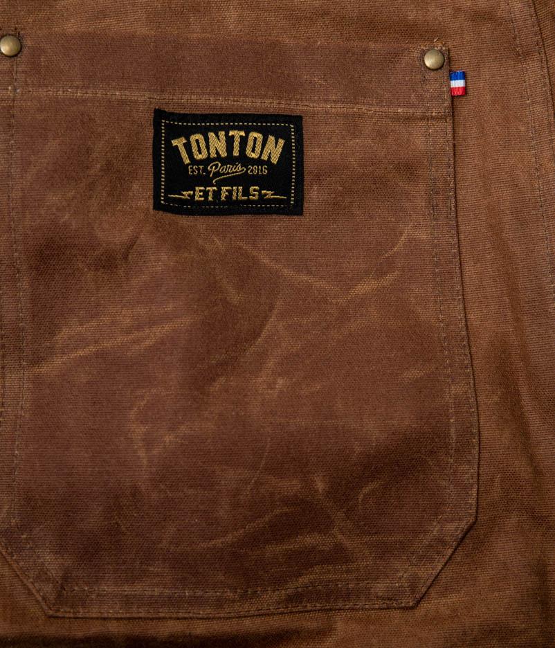 Tonton et Fils - Le pantalon homme « Arsène » canvas waxé camel 500g - Fabriqué en France - Zoom écusson poche arrière