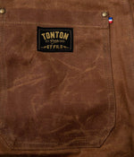 Tonton et Fils - Le pantalon homme « Arsène » canvas waxé camel 500g - Fabriqué en France - Zoom écusson poche arrière
