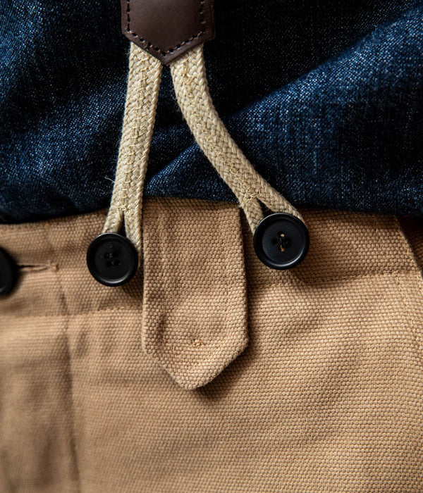 Tontons et Fils - Pantalon "Pant 001" - Coloris tan - Zoom sur bouton des bretelles