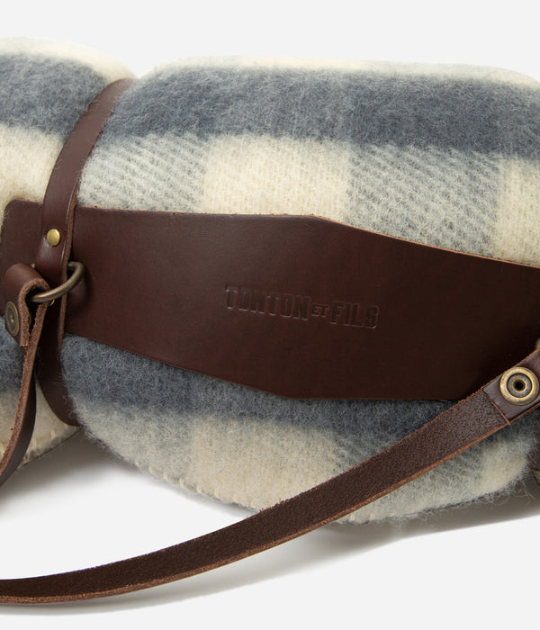 Tonton et Fils - Plaid de voyage avec étui de portage en cuir fabriqué en France - Vue sur le marquage de l'étui
