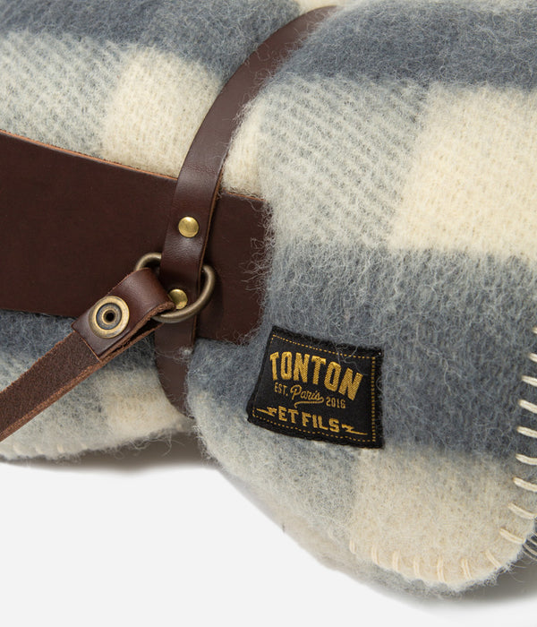 Tonton et Fils - Plaid de voyage avec étui de portage en cuir fabriqué en France - Vue sur l'écusson du plaid