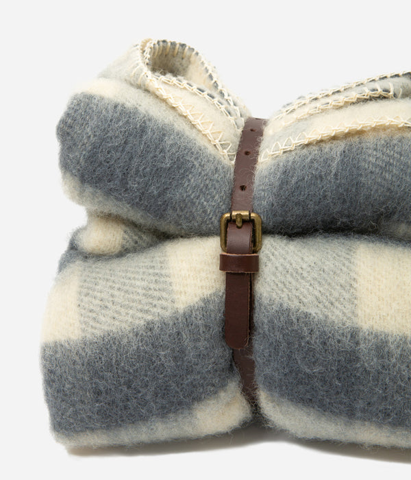 Tonton et Fils - Plaid de voyage avec étui de portage en cuir fabriqué en France - Vue sur le système de fermeture de l'étui