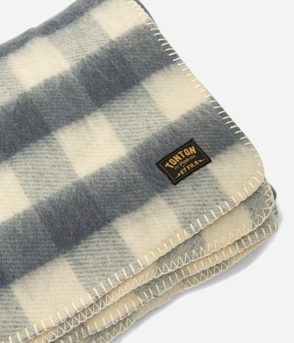 Tonton et Fils - Plaid de voyage avec étui de portage en cuir fabriqué en France - Vue sur le plaid et son écusson