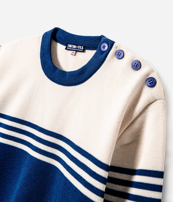Tonton et Fils - Le pull Ouessant - Bleu France écru - Tricoté en France - Vue sur la boutonnière d'épaule fermée