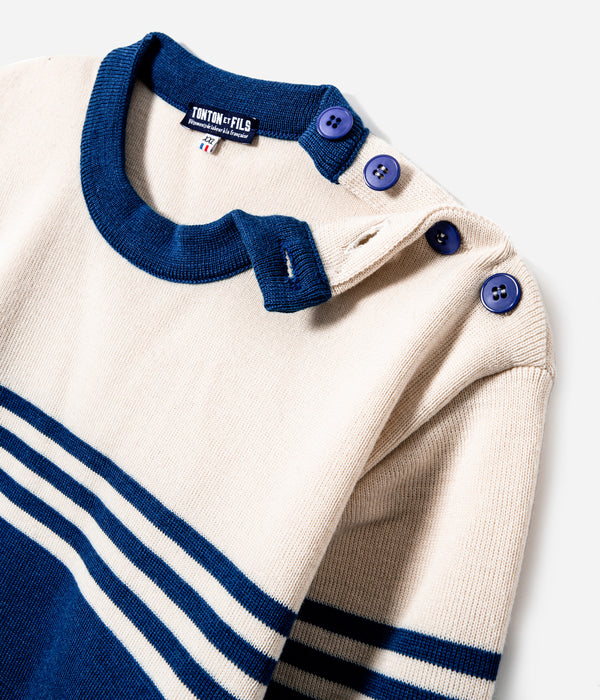 Tonton et Fils - Le pull Ouessant - Bleu France écru - Tricoté en France - Vue sur la boutonnière d'épaule ouverte
