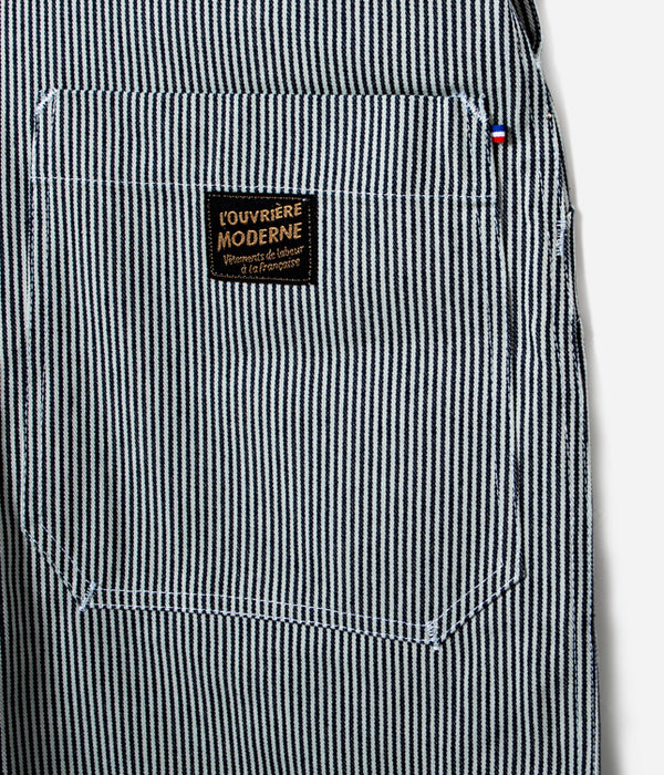 Tonton et Fils - Salopette femme «Billie» Denim Hickory bleu de l'Ouvrière Moderne - Fabriquée en France - Vue sur la poche arrière et l'écusson
