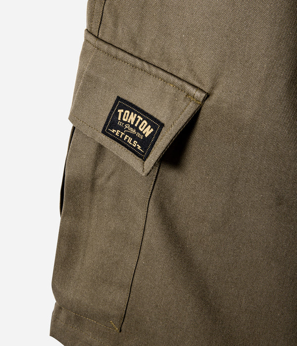Tonton et Fils - Le short "de brousse" homme - Canvas Kaki - Fabriqué en France - Vue sur la poche latérale et l'écusson