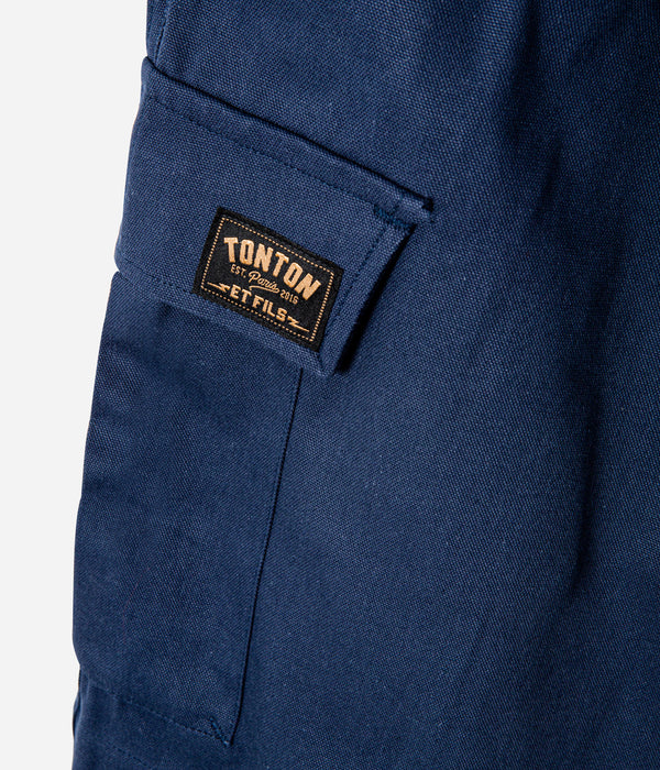 Tonton et Fils - Le short "de brousse" homme - Canvas Marine - Fabriqué en France - Vue sur la poche latérale et l'écusson